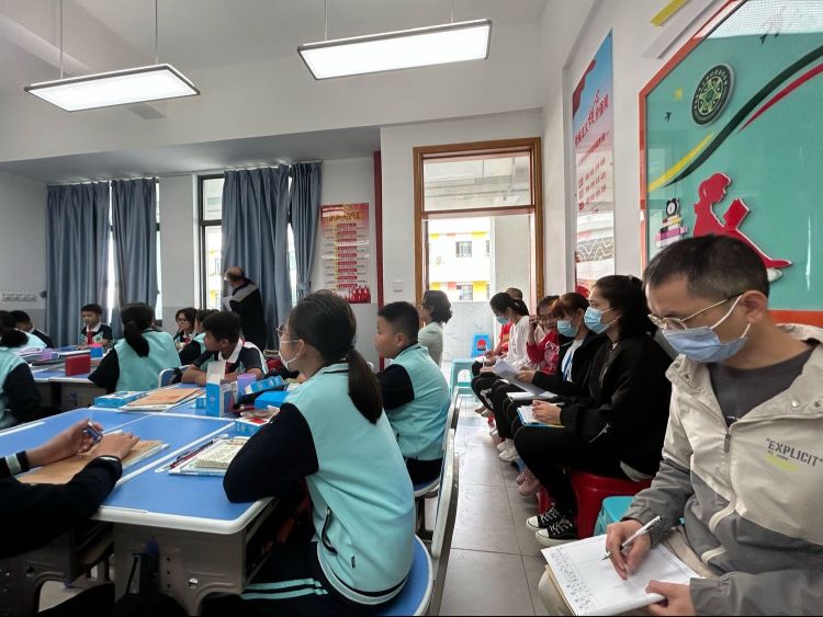 同课巧设计，异构显匠心 ―――记竞彩足球
与新海学校数学组“同课异构”教研活动