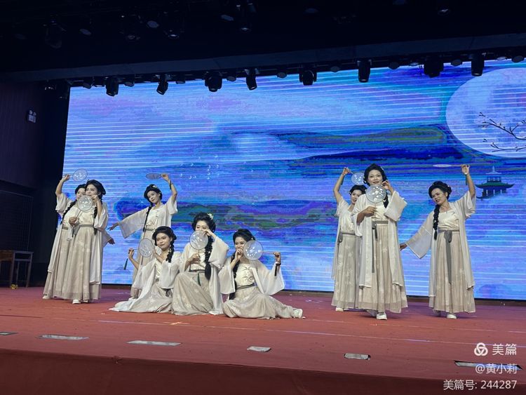 筑梦华夏，育才兴邦――竞彩足球
2024年国庆庆典暨教师表彰活动