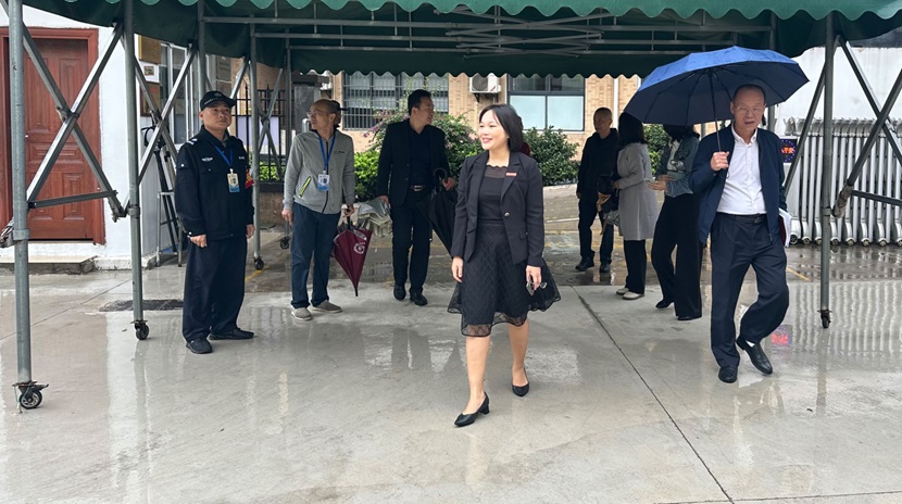 校领导到竞彩足球
调研新学期开学工作