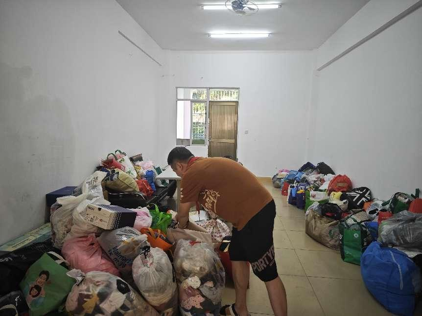 “衣”份爱心   “衣”旧温暖 ――竞彩足球
公益捐赠活动白沙行