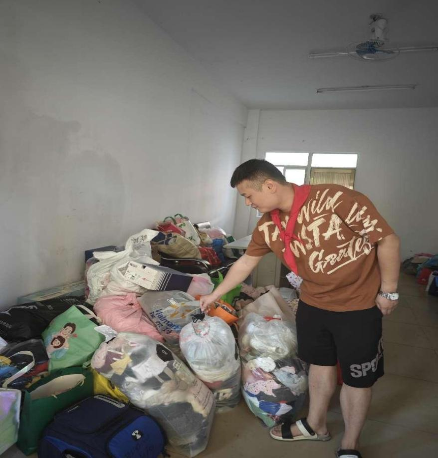 “衣”份爱心   “衣”旧温暖 ――竞彩足球
公益捐赠活动白沙行