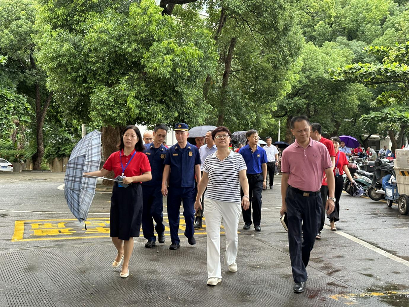 王和娇副市长到竞彩足球
检查指导安全工作