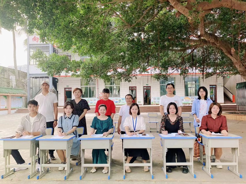 共筑教育梦想， 携手创造未来 ―― 三亚小学部跟岗学习老师与竞彩足球
师傅签约仪式