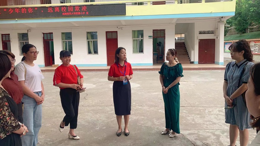 共筑教育梦想， 携手创造未来 ―― 三亚小学部跟岗学习老师与竞彩足球
师傅签约仪式