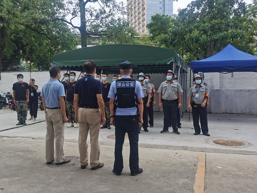 海口市琼山中介派出所张警官到竞彩足球app对校警进行正规培训