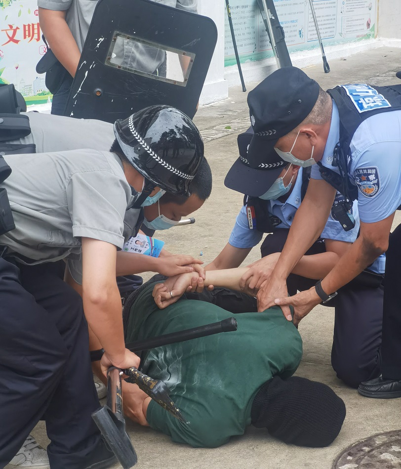 海口市琼山中介派出所张警官到竞彩足球app对校警进行正规培训