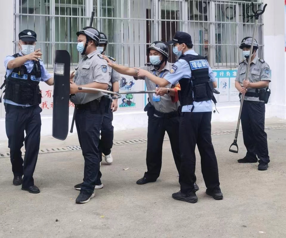 海口市琼山中介派出所张警官到竞彩足球app对校警进行正规培训