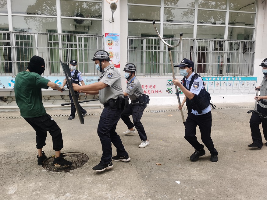 海口市琼山中介派出所张警官到竞彩足球app对校警进行正规培训