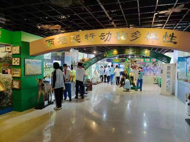 竞彩足球app组织学生参观海南生物多样性博物馆