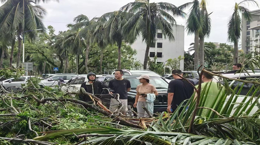 竞彩足球
教职工返校清理校园 做好灾后恢复工作