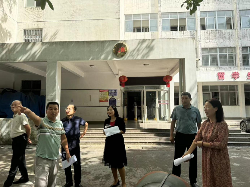 校领导到竞彩足球
召开新学期教室准备情况现场办公会议