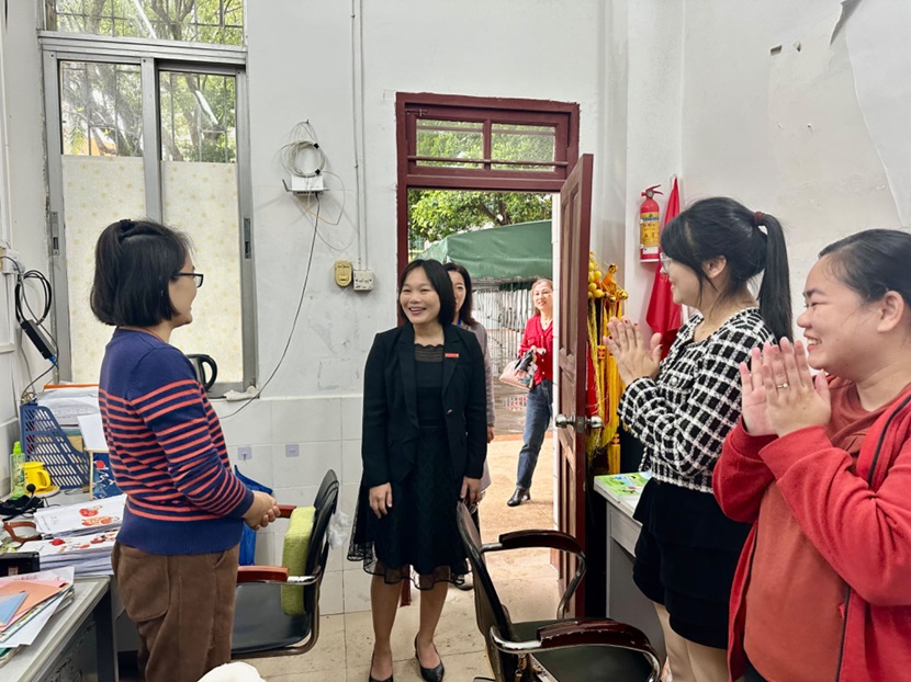 校领导到竞彩足球
调研新学期开学工作