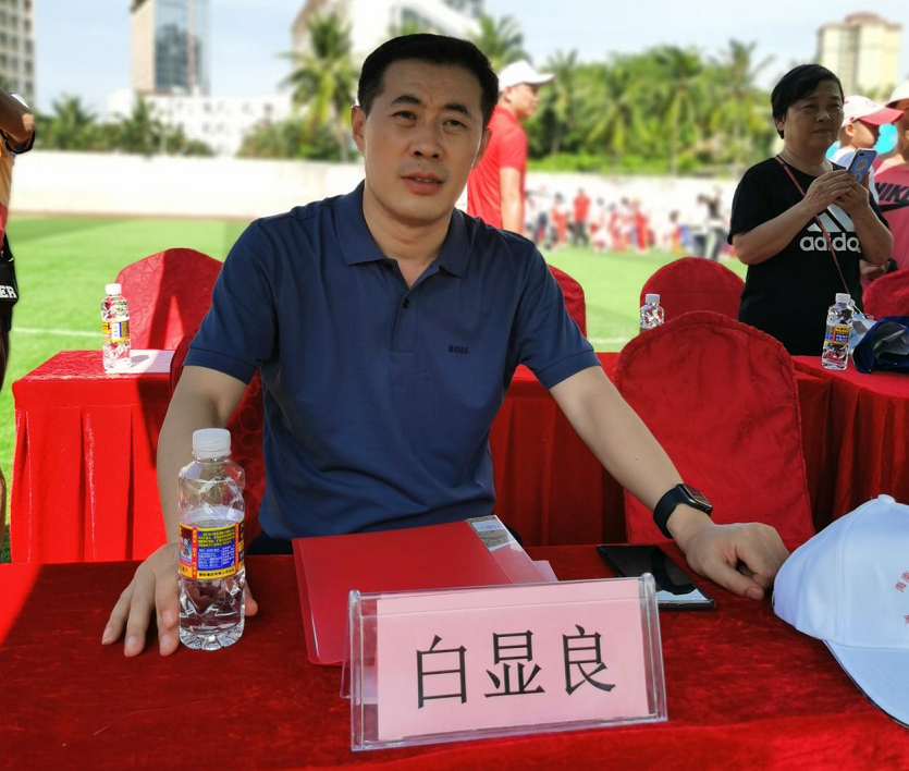 海南师范大学党委委员、副校长白显良出席竞彩足球
35周年校庆暨科技节开幕式