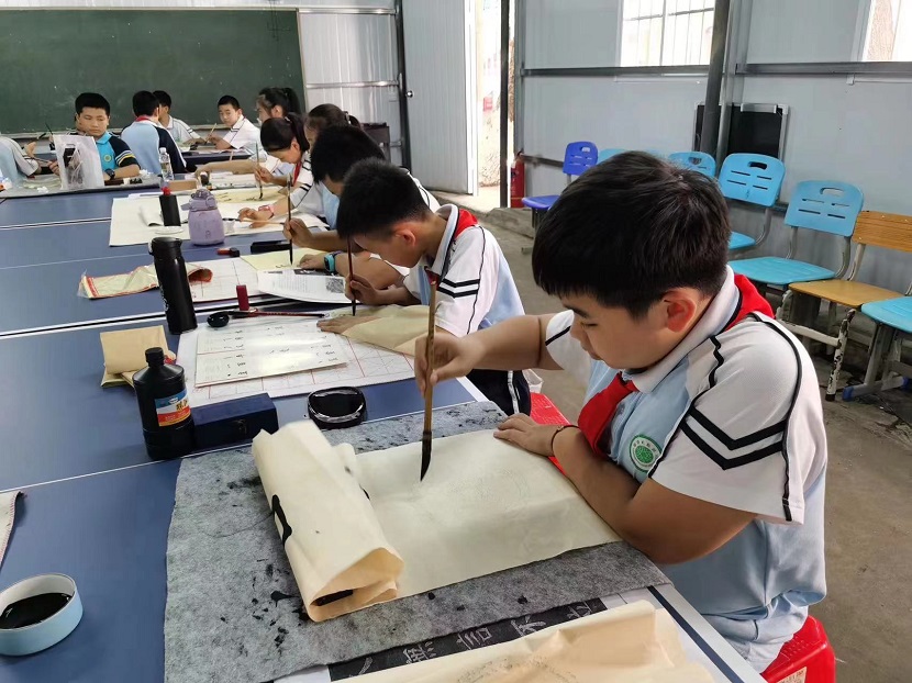 竞彩足球app开展庆“六·一”现场绘画、书法比赛