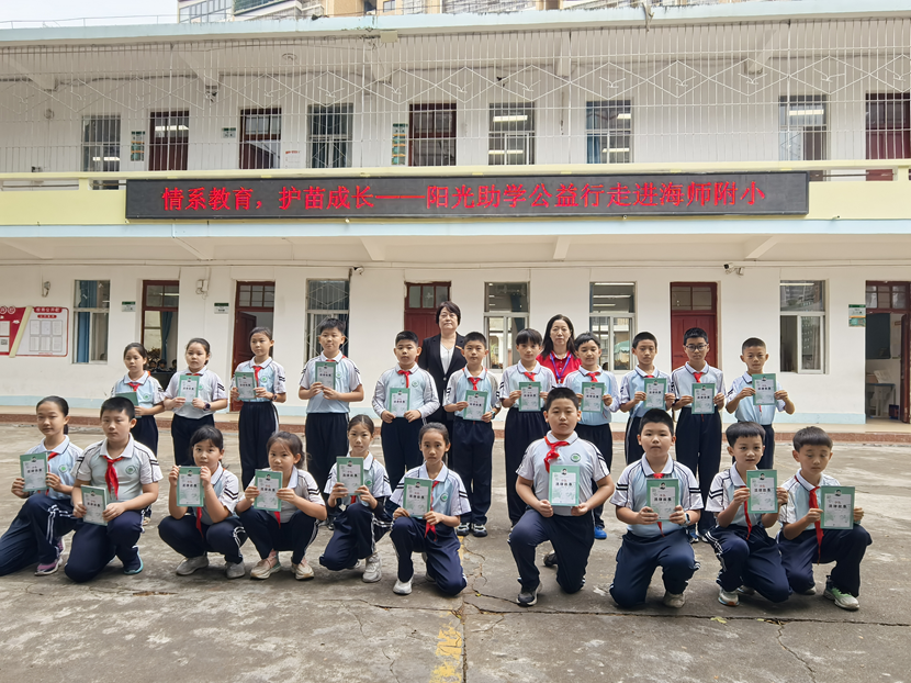 情系教育，护苗成长――阳光助学行走进竞彩足球
捐赠仪式