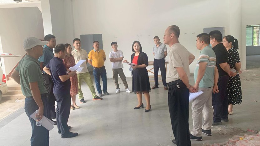 校领导到竞彩足球
召开新学期教室准备情况现场办公会议