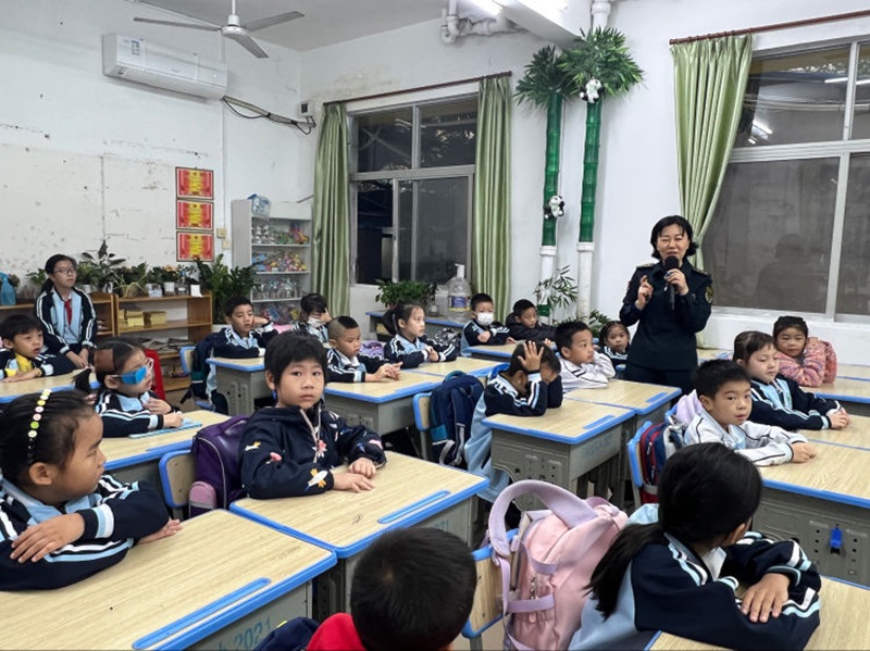 健康教育进校园 守护健康伴成长――竞彩足球
开展健康教育宣传活动